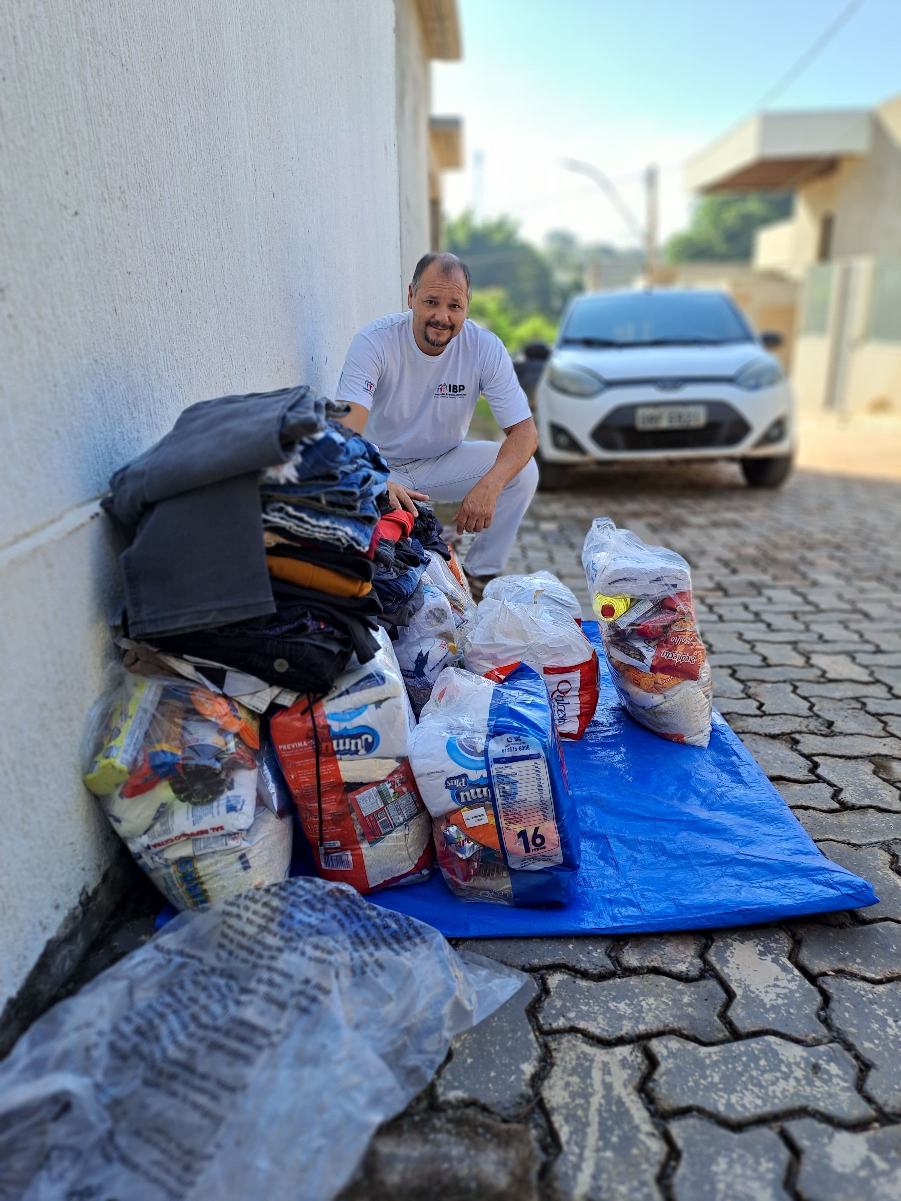evento café manhã com distribuição donativos cestas e roupas